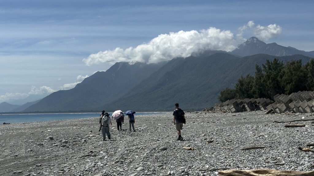 滿布礫石的曼波沙灘