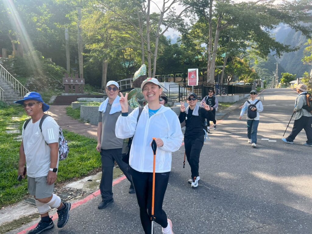 開心的季紅瑋老師和朝聖者們