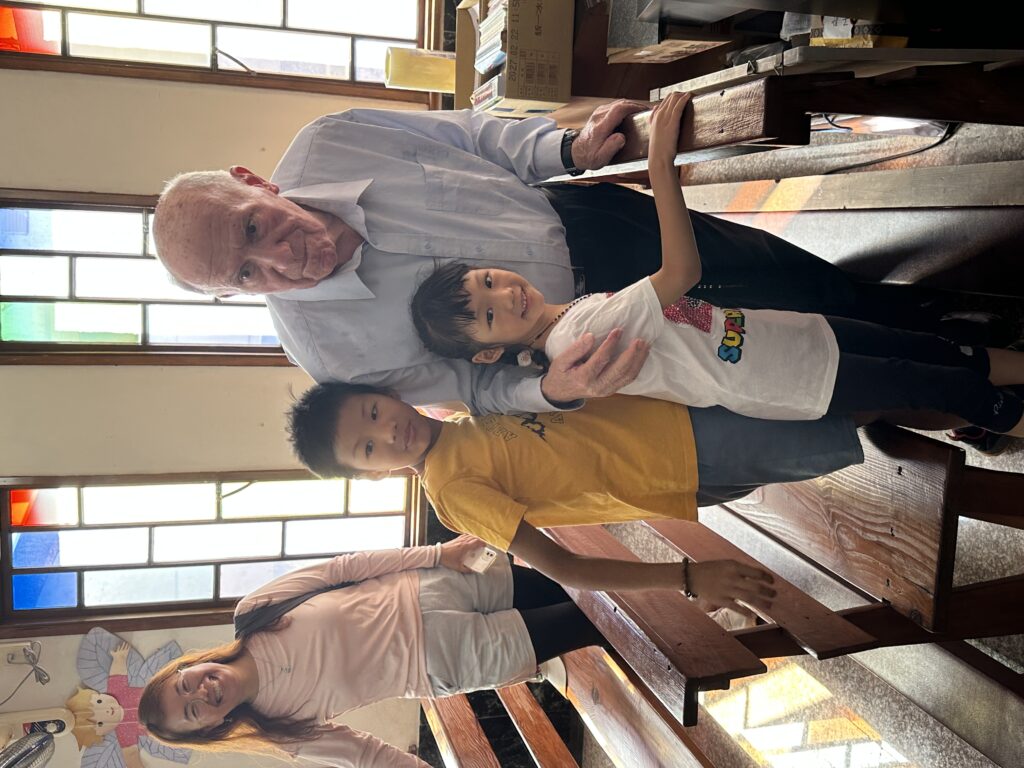 高齡87歲的傅若望神父和孩子