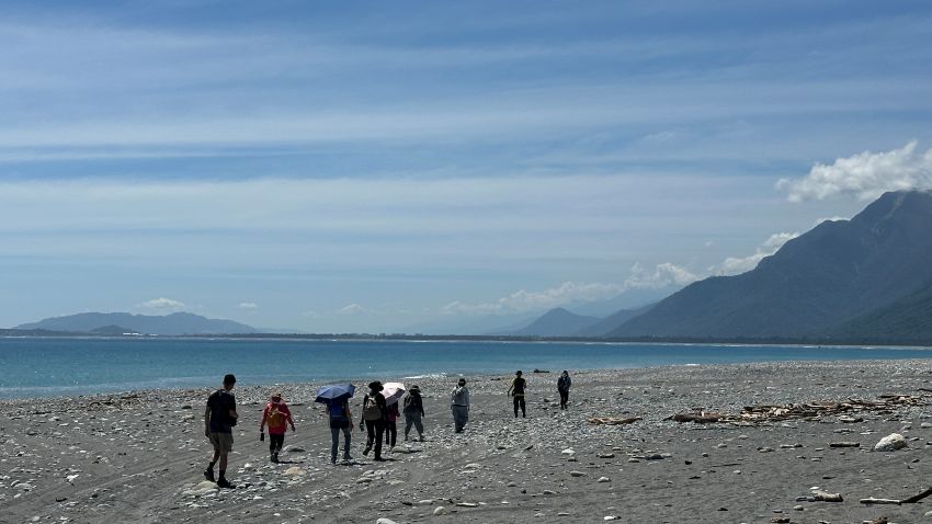 朝聖者沿著太平洋海岸線前行