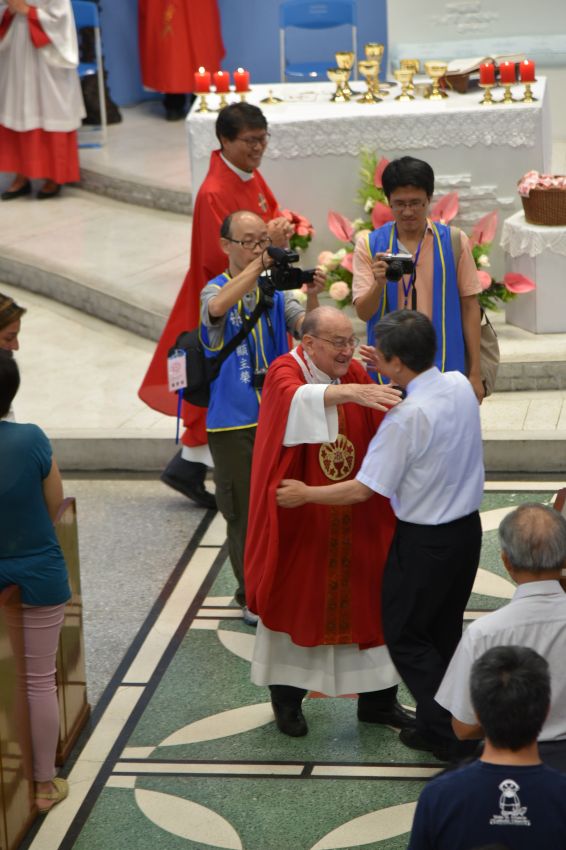 賴神父百歲慶祝彌撒上與教友擁抱