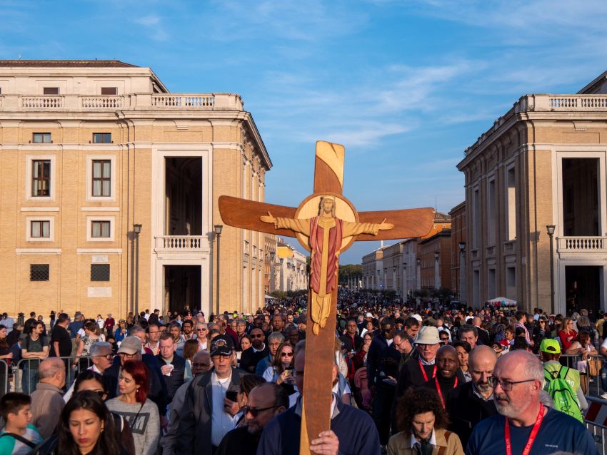 參與高級長上會議的會士們一起徒步朝聖至聖伯多祿大殿