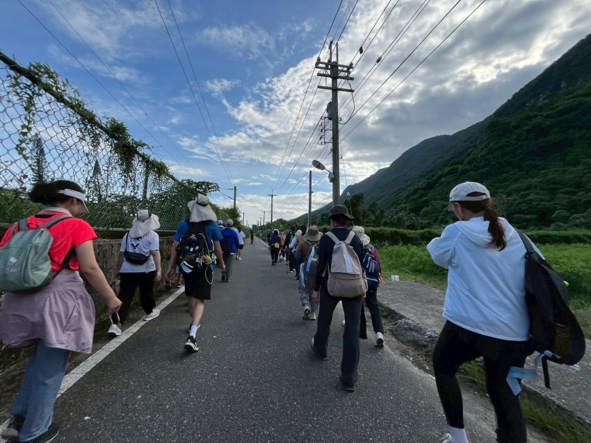 邊前行邊誦唸玫瑰經