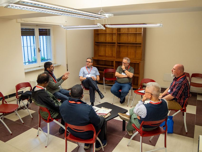 董澤龍神父(背對鏡頭著湖水綠長褲者)與弟兄們交談