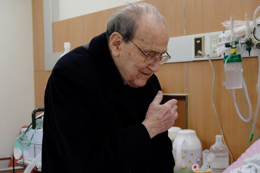 賴神父經常到醫院探望病人，如今他繼續將自己奉獻給醫學教育