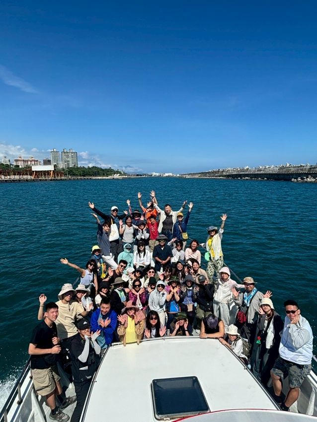 賞鯨船上開心大合照