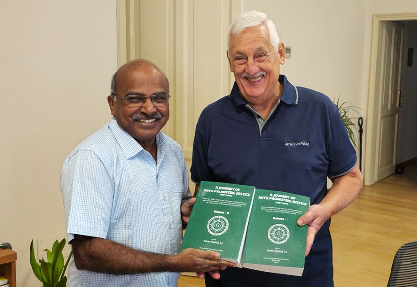 泽雅拉茨神父(左)与总会长苏萨神父各拿一册新书