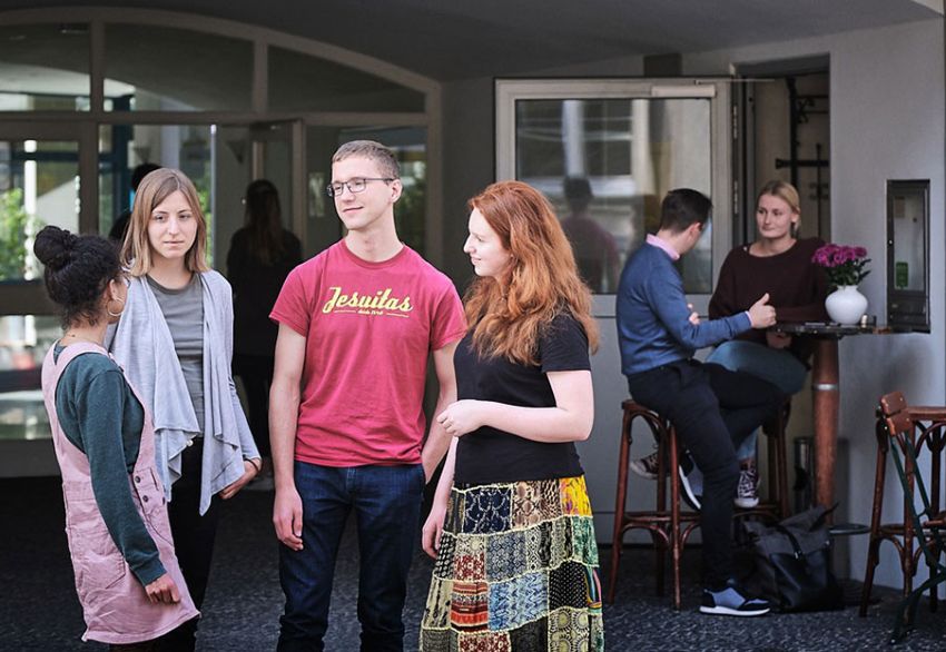 耶稣会中欧百年学府，培育承担责任的青年