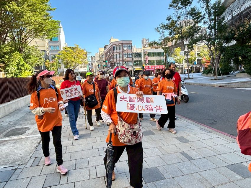 長者舉標語呼籲暖心陪伴