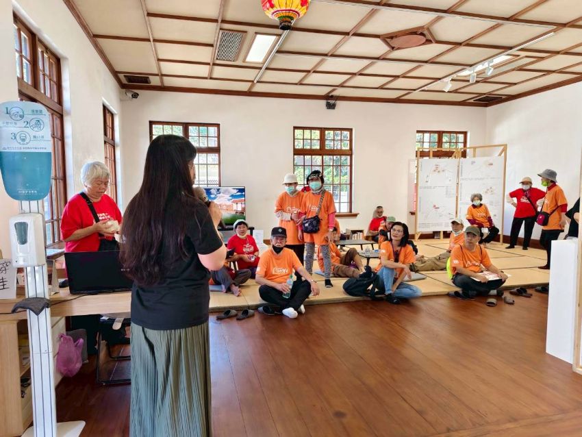 長者及志工在新竹市少年刑務所演武場聆聽導覽