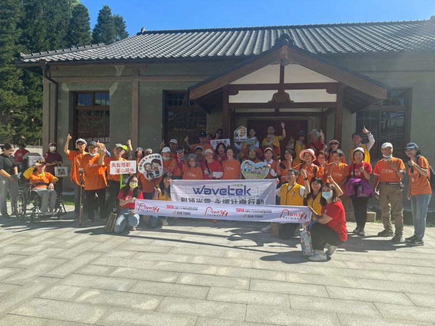 聯穎光電企業志工與長者同樂