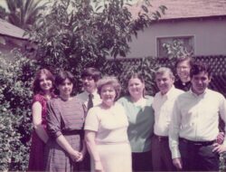 在家中排行老大的艾立勤神父,與父母、弟妹合影