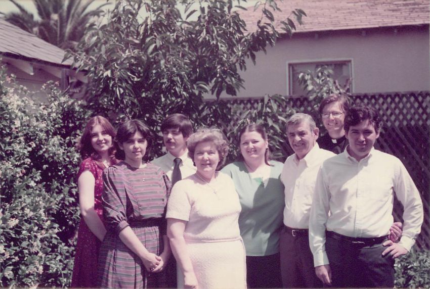 在家中排行老大的艾神父，与父母、弟妹合影