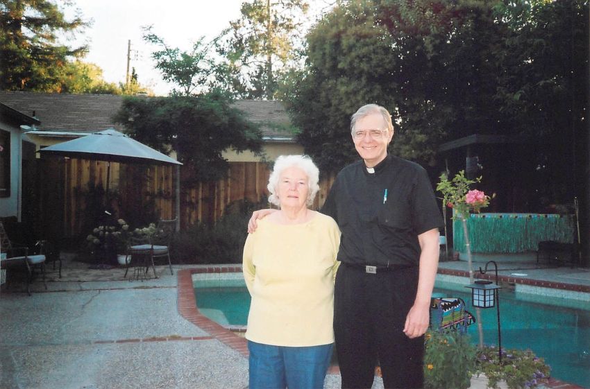 艾神父儿时因母亲(左)对花粉过敏，举家迁往加州