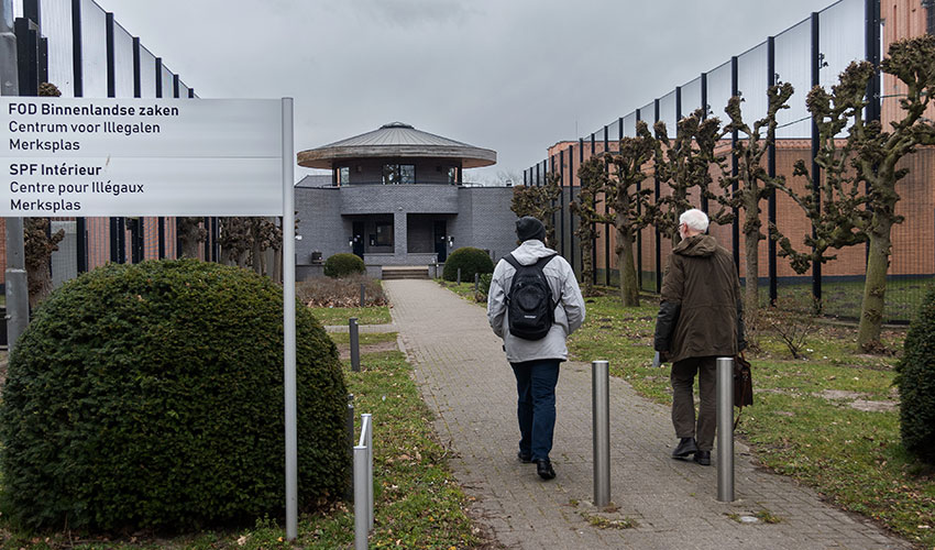 赴人所弃：与收容所的移民同在