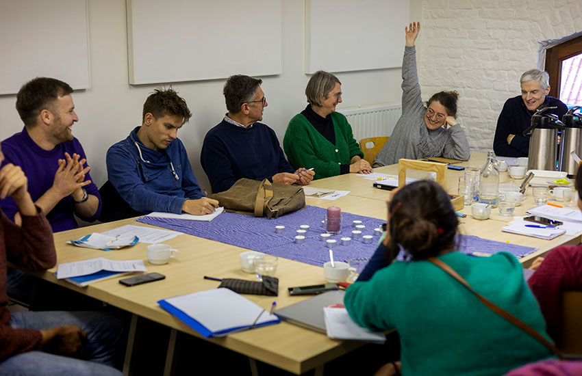 赴人所弃：与收容所的移民同在