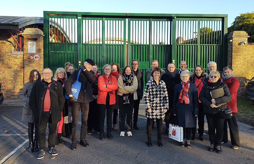 赴人所弃：与收容所的移民同在