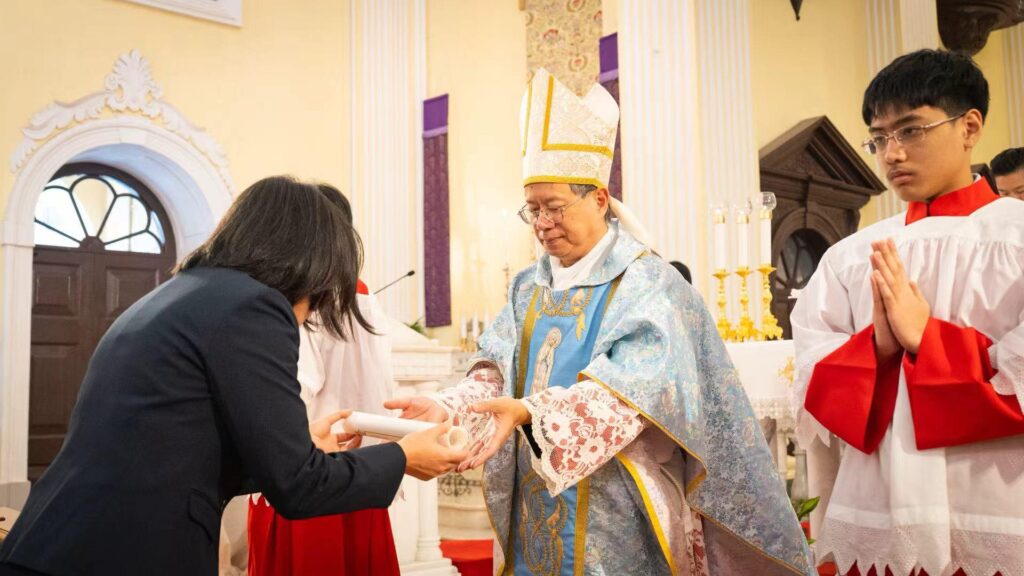 李斌生主教接過奉獻禮品