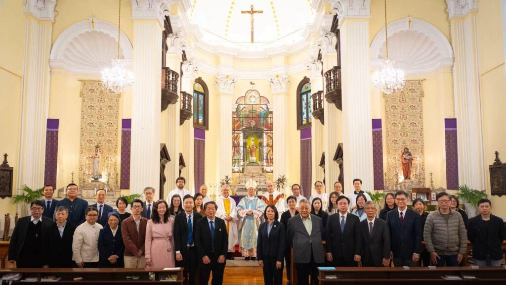 澳門利瑪竇中學師生與神長們合影