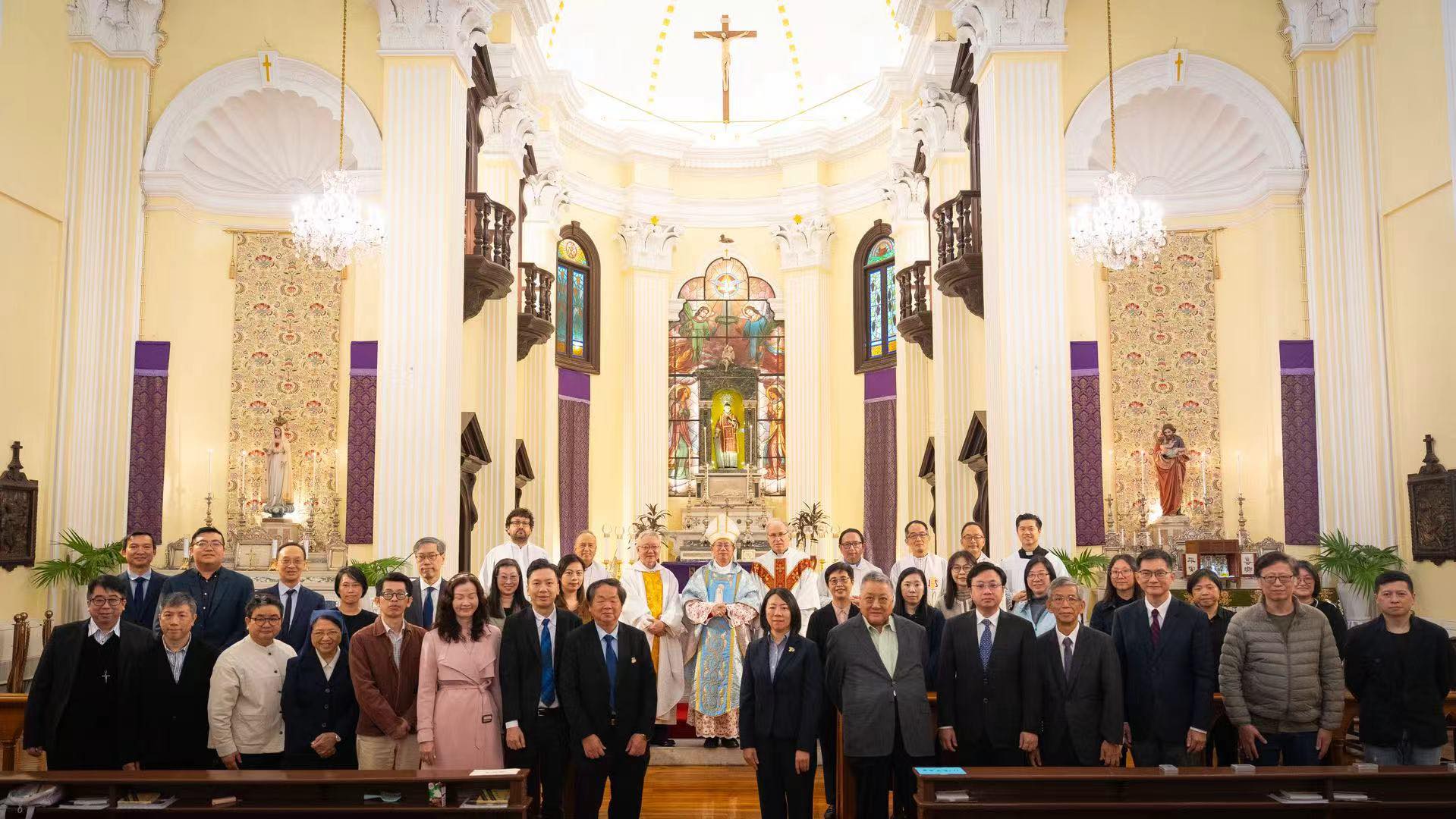 澳門利瑪竇中學師生與神長們合影