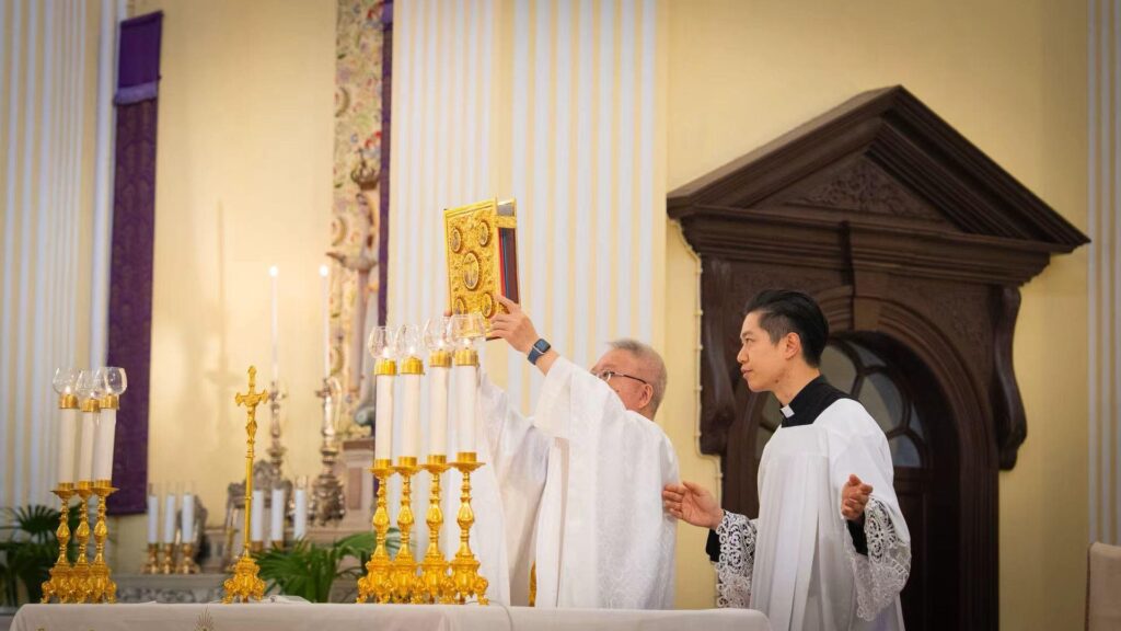 董澤龍神父高舉福音