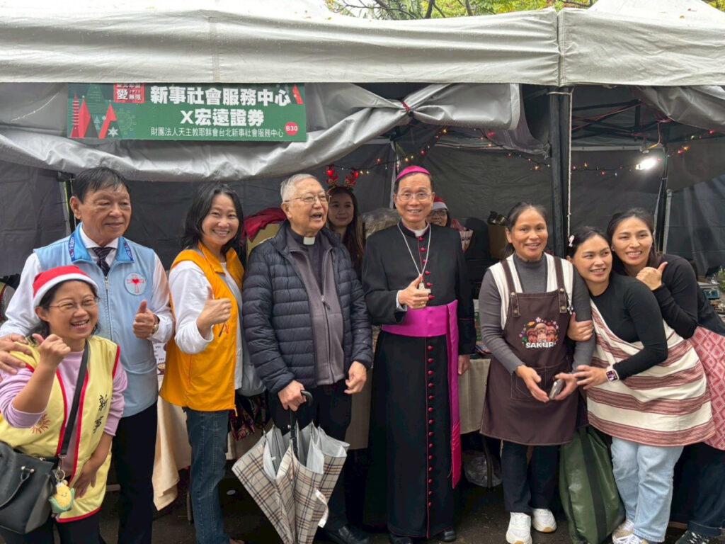 鍾安住總主教(右四)和耶穌會台北聖家堂主任司鐸饒志成神父(左四)也蒞臨市集