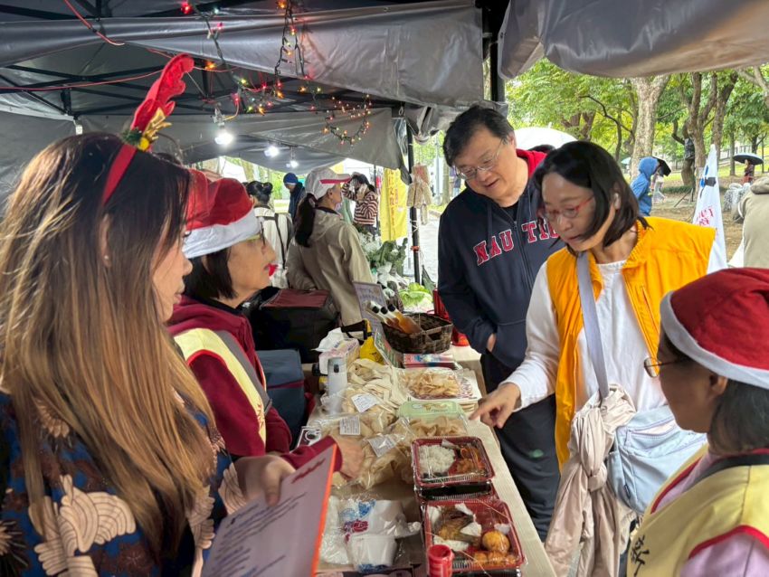 印尼摊位贩售特色料理—巴东牛肉饭。