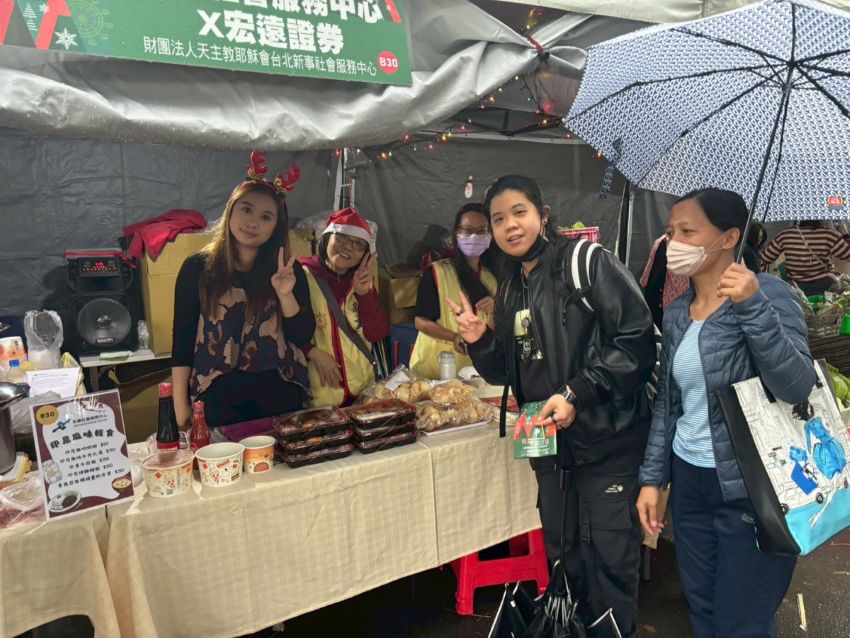 印尼籍學生拜訪攤位品嘗印尼家鄉味