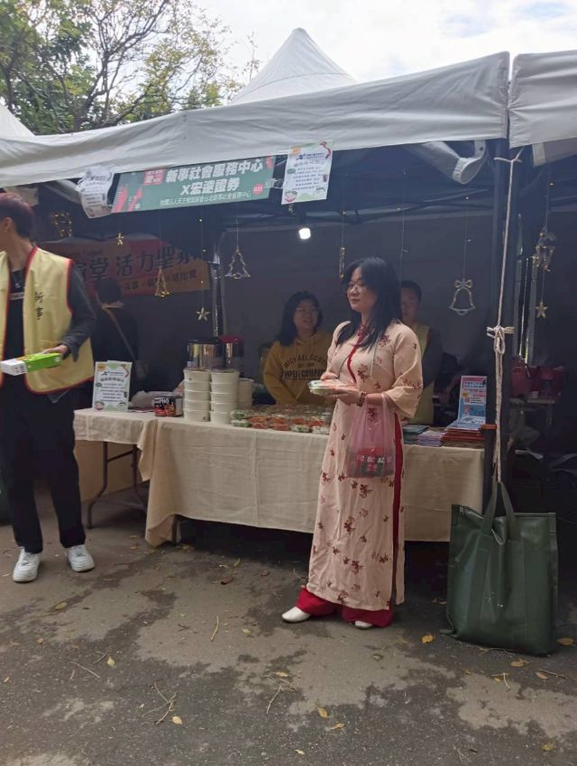 新事同仁穿上越南傳統服裝「奧黛」展現越南傳統服飾特色