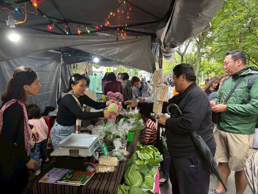 來自尖石鄉的高山蔬果攤位絡繹不絕