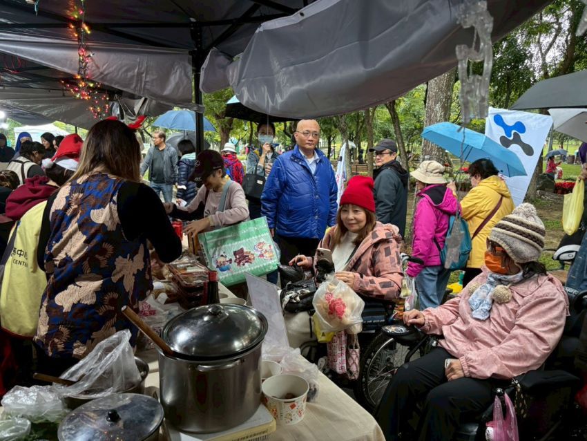 輪椅族民眾也聞香前來購買