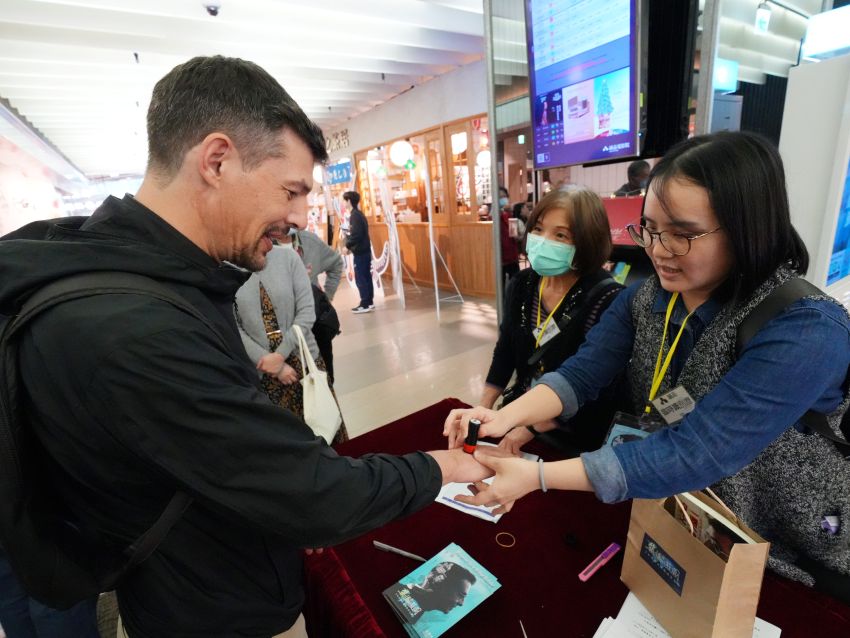 纪录片中饰演中年丁松筠神父的陆友望神父(左)