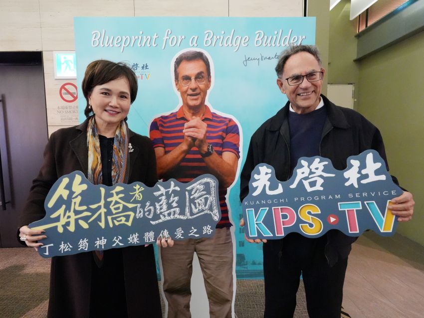 沈春华女士(左)与大丁神父人形立牌及丁松青神父(右)合影