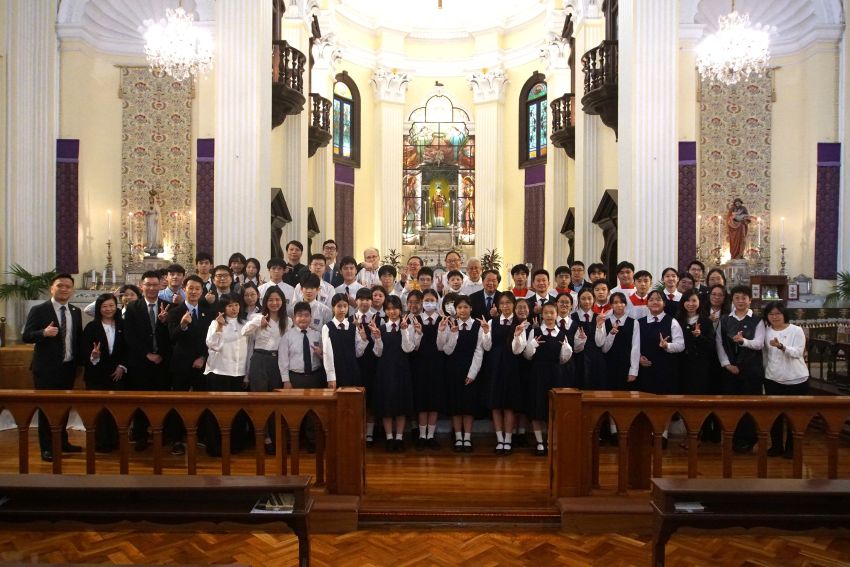 澳门海星中学师生与神长们合影