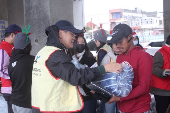 徐森義神父(左)加入第一天送暖行列