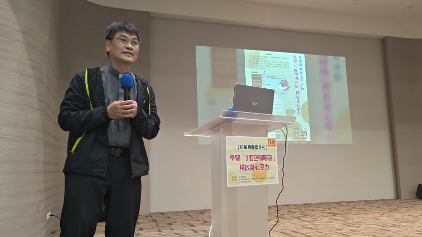 耕莘文教院工作主任徐森義神父致詞、帶領會前禱