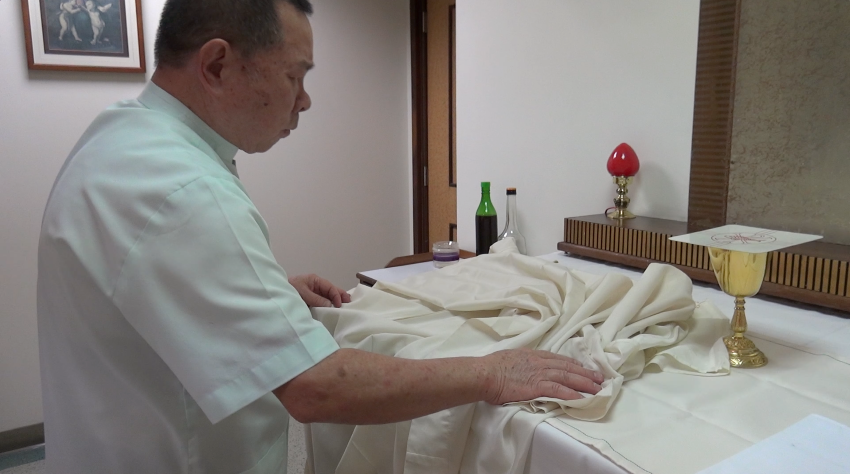 官修士为神父准备做弥撒的祭台