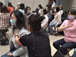 學員彼此協助感覺呼吸