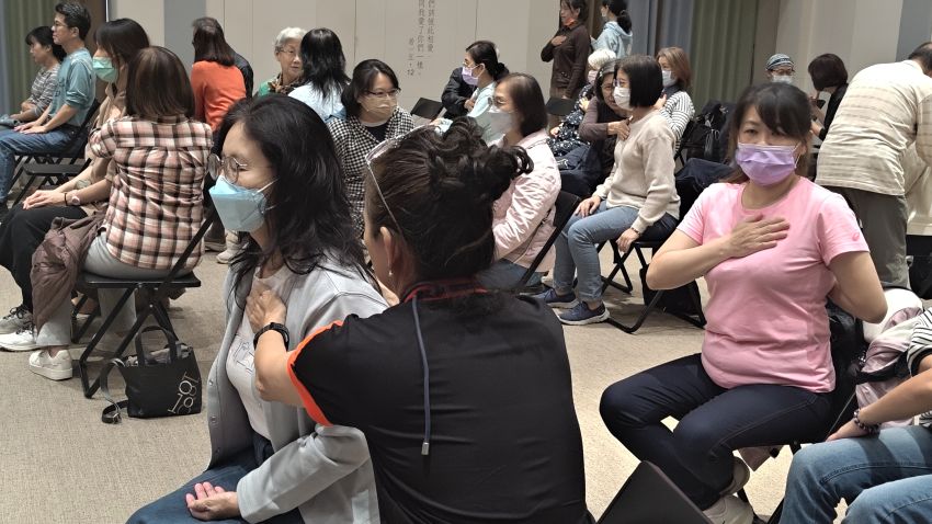 学员彼此协助感觉呼吸