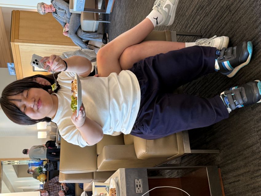 彥蓉在美國舊金山機場貴賓室享用點心