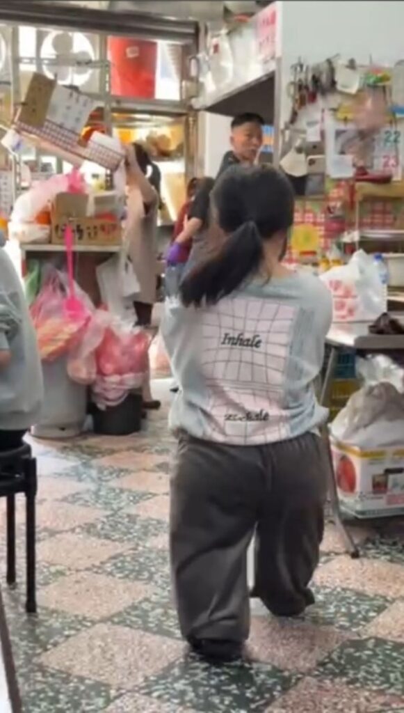 彥蓉假日在自家小吃店幫忙收拾碗筷