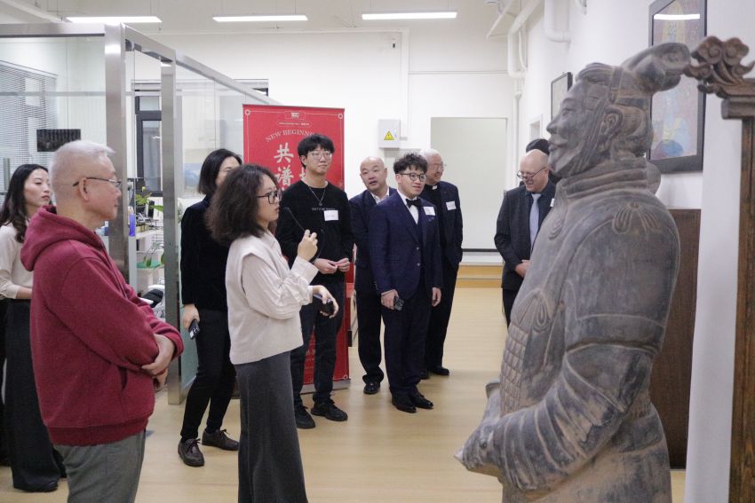 耶稣会中华省省会长董泽龙神父(左一)也莅临参观