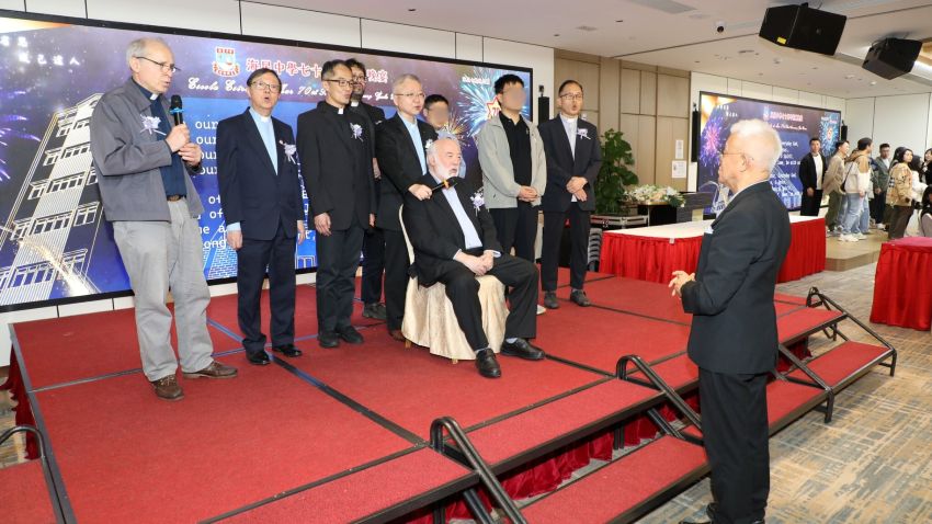 耶稣会士们献唱