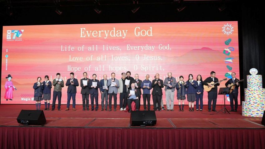 耶稣会士再次登台，与学生一起献唱