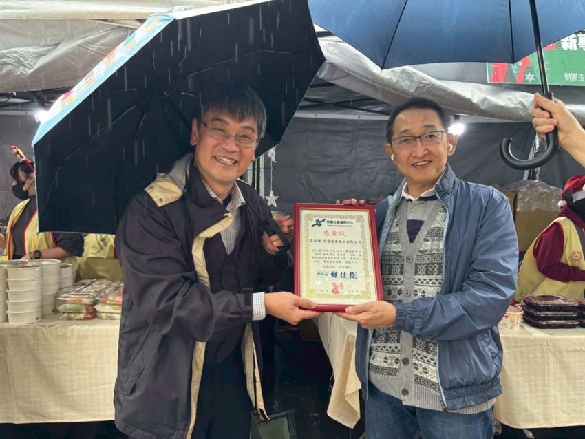 新事中心主任委员徐森义神父(左)颁赠感谢状予宏远证券董事长姜克勤先生。