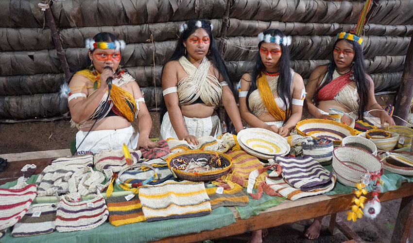 学生们展示传统手工艺品