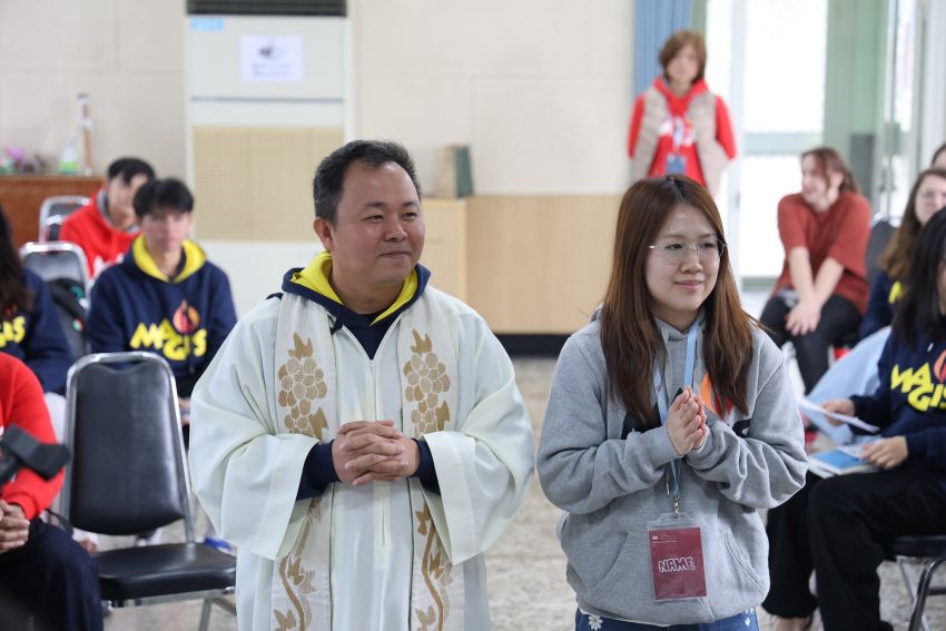 范吳黃勇神父(左)和蘇塔婉‧普西里