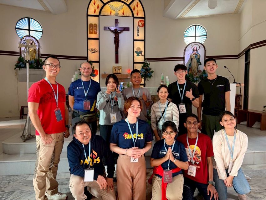 洛斯考夫斯基神父是後排左一著藍色 T-shirt 者