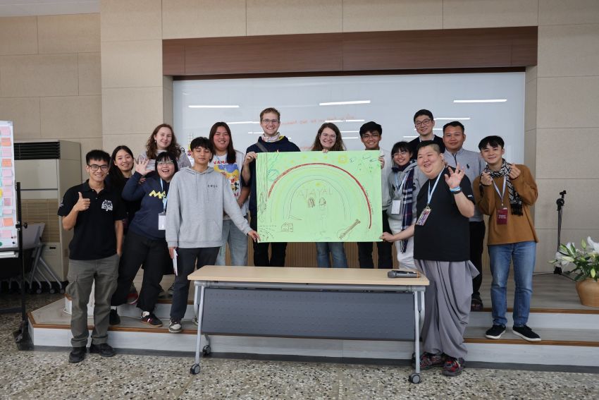 查羅恩辛修士(後排右一著棕色上衣者)和原住民文化生活體驗組的夥伴