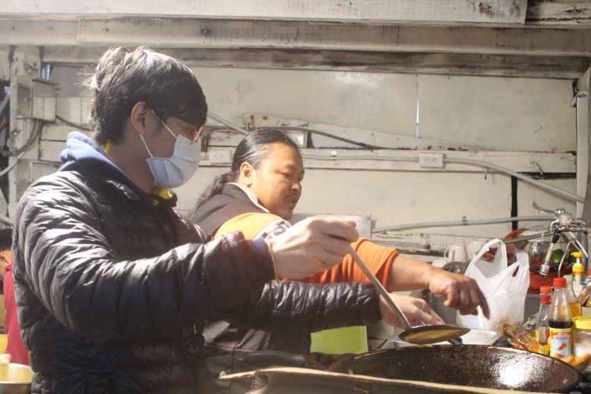 Magis 青年和漁工一起下廚